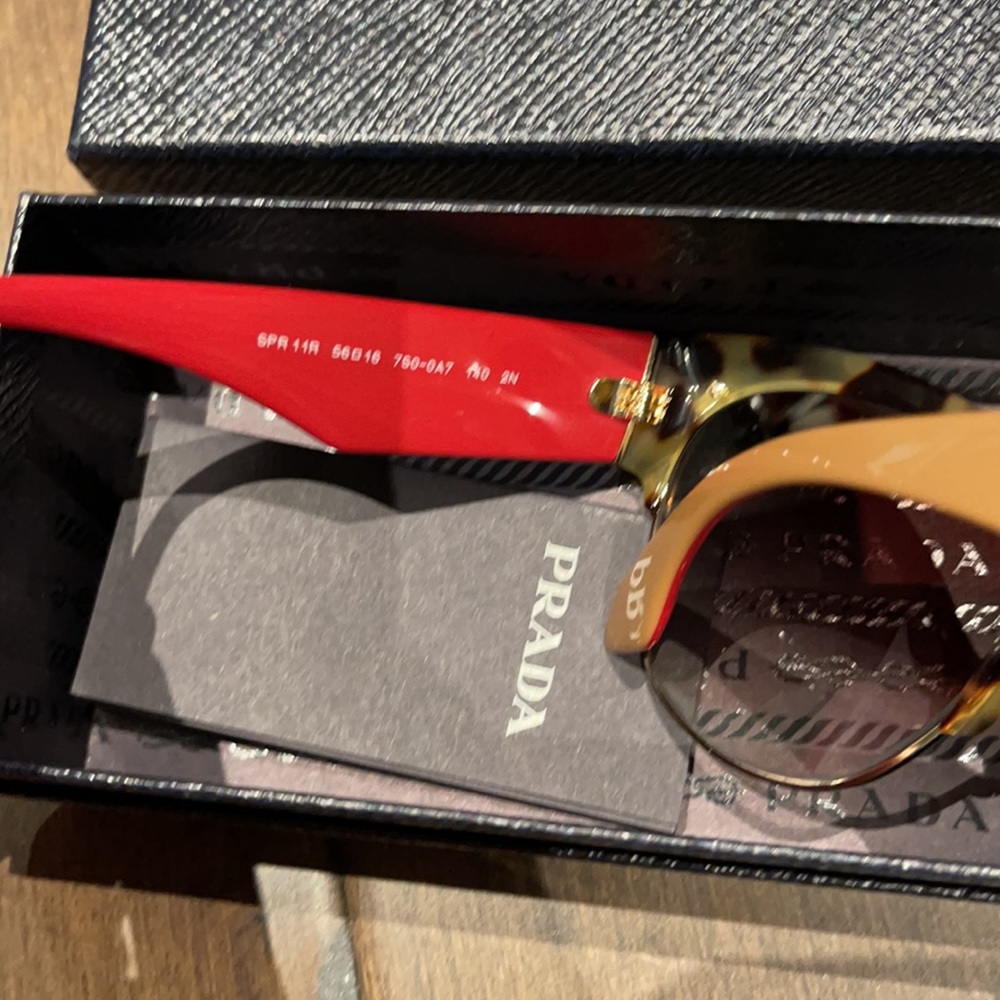 Prada sunglasses - Picture 3 of 9